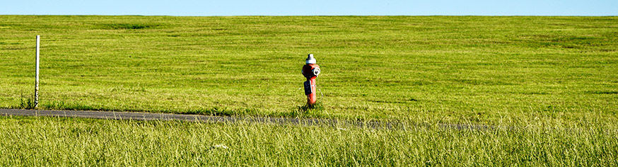 Mitte im Feld ein Hydrant - weit und breit kein Gehöft - Brandgefahr durch den Klimawandel wird wirksam vorgebeugt im Westallgäu (2019)