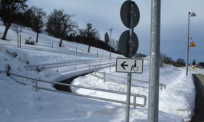 Bahnhalt Heimenkirch - vorbildlich geräumt und gestreut - Rollstuhlfahrer aber unmöglich