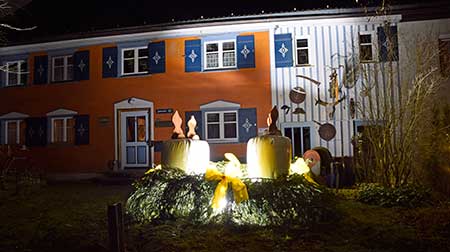 Beleuchteter Weihnachtskranz im Zwiesele - Nachts