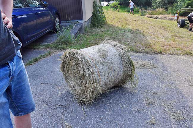 Ein sehr handlicher Heuballen mit der Rundballenpresse von Wolagri, kurz vor dem verpacken mit Folie im Zwiesele. Später werden daraus Silageballen aus Bergwiesenheu 