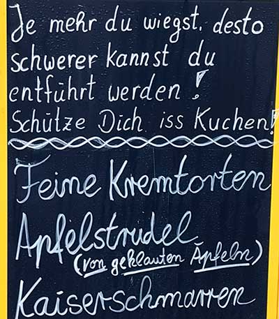 Cafe Mangold im Westallgäu - je mehr du wiegst, desto schwerer kannst du entführt werden! Schütze dich - iss Kuchen mit geklauten Äpfeln! Anja Hilgert hat es gesehen