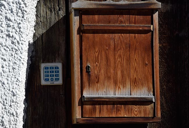 Brunnen "Verdruckte Allgäuer in Wangen" Alle verdruckten Allgäuer haben was typisch schwäbisches in der Hand: Kreuz, Spätzlehobel, Geldsack, Faschingsmaske, Spielkarten, Kerzenlicht, Wanderschuhe und Stock 