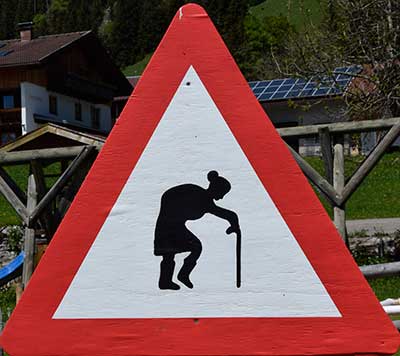 Unbeding Bild klicken - freilaufende Oma in gigantischer Bergkulisse! Bad Hindelang 2019 - Biobauernhof Edelweiss in Unterjoch