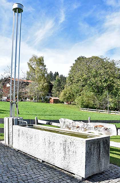 Eine neu errichtete Teilsäule speist neben 5 Abnehmern auch den Dorfbrunnen (Freibrechts Immenstadt 2019)