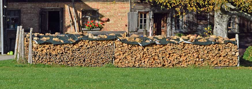 Knottenried - traditioneller Bauernhof mit Holzstapel, Wäschetrockner, Schuppen, Scheune (Immenstadt 2019)