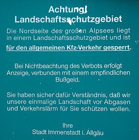 Achtung Landschaftsschutzgebiet. Die Nordseite des großen Alpsees ist für den allgemeinen Kfz-Verkehr gesperrt. Rettungsgasse