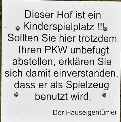 Dieser Hof ist ein Kinderspielplatz, Sie erklären sich damit einverstanden, dass ihr Auto als Spielzeug benutzt wird - Reute (am Gästehaus Reuterhof) Immenstadt 2019