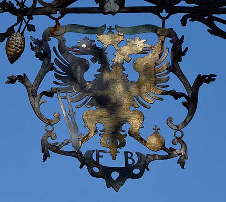 Gasthof Adler in der Ortsmitte von Mittelneufnach mit KuK Adler