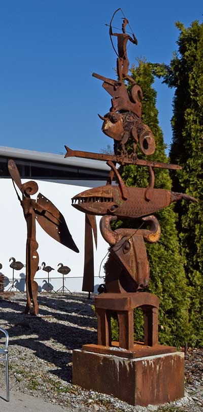 Peter Müller - Irsee - Blechkünstler mit Gorilla und Rostskulptur vor seiner Werkstatt - 2019