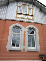 Bahnhof Isny - die Ostseite trägt den Ortsnamen weit sichtbar
