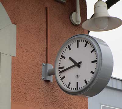 Bahnhof Isny - die Bahnhofsuhr ist neu