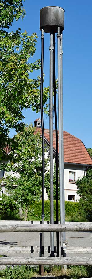 Teilsäule mit 4 Anschlüssen, 2 neueren Datums (weil Kunststoffleitungen verwendet wurden) Isny Rordorf 2019