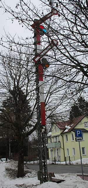 "Isny Bähnle" - Das Ausfahrtssignal vom Bahnhof Isny steht heut vor dem Bahnhof und kündet von alten Zeiten (2019)