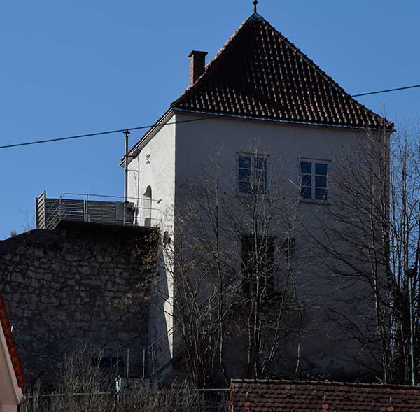 Erbaut als Wehrturm um 1420. Er war ehemals um ein Stockwerk höher.  In der Nähe des Rosengartens zu Kaufbeuren befindet sich ein alter Turm, den man den Hexenturm nennt. Hier hatten die Hexen ehedem ihren Versammlungsplatz, wo sie oft von Mitternacht bis gegen Morgen tanzten und schmausten und allerlei Teufelswerk trieben. Dabei ertönte von dem Turme oft schöne Musik, die man manchmal bis nach Oberbeuren vernahm.