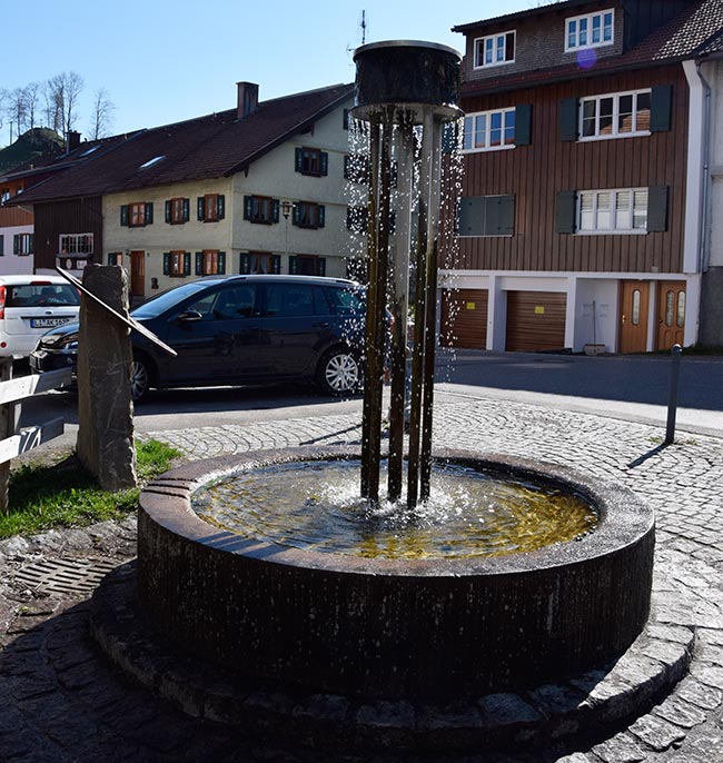 Kranzegg - Teilsäule als Brunnensäule, die überläuft