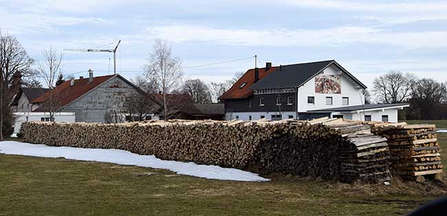 2 Reihen Holz - viele Festmeter sind das in Legau 2019