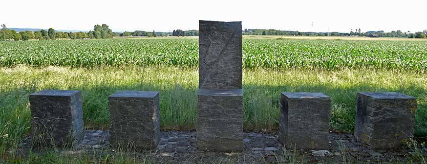 5 Gedenksteine in Form eines symbolischen Gerichtsplatzes - errichtet 2007