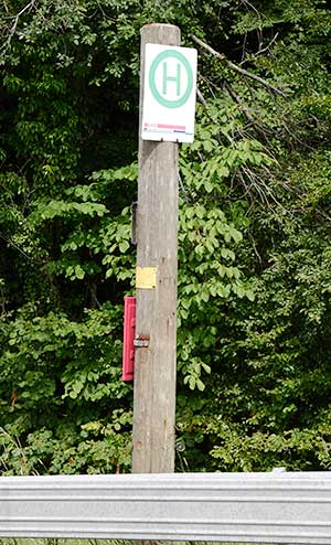 ÖPNV Haltestelle - Rezyklierter Strommast (so würde es ein Schweizer nennen) am Ratzenberg in Lindenberg