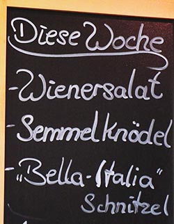 Wienersalat = Salat mit Wiener Würstchen 