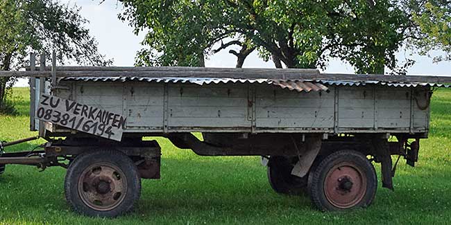 Dieser LKW Anhänger älterer Bauart steht 2019 bei Riedhiirsch zum Verkauf 2019