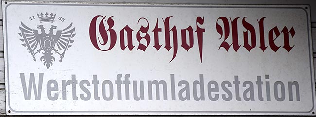 Nur noch dieses Schild kündet von der habsburgischen Tradition seit 1755 vom Gasthof "Schwarzer Adler" in Martinszell