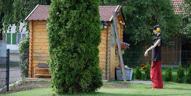 Eine erfolgreiche Vogelscheuche für den neu angelegten Rasen in Geisenried (Marktoberdorf) 