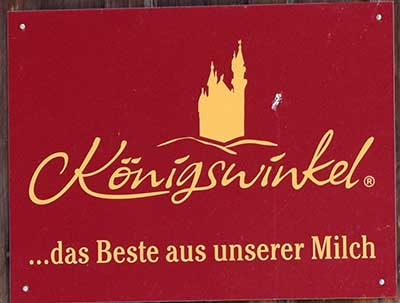 2019 - Marktoberdorf - Rückholzer Käse Shop - Hof Schild mit Königswinkel Werbung Rückholzer Käse Shop im Ostallgäu