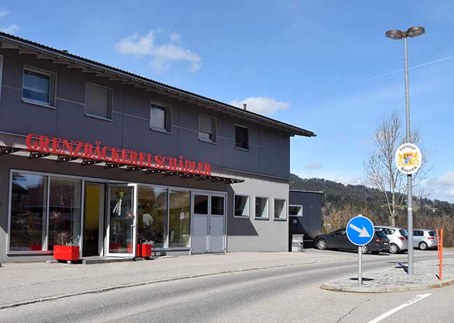 Staatsgrenze D und A - hier die ehemalige Grenzkontrolle Aach (Oberstaufen) die heute eine neue Funktion hat - Grenzbäckerei