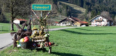 Osterdorf zu Ostern - mit Hasen und Eiern geschmückt