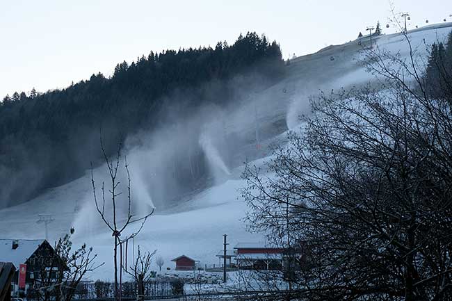 Schneekanonen am Hündle - verzweifelter Kampf gegen die Natur, die nicht liefert