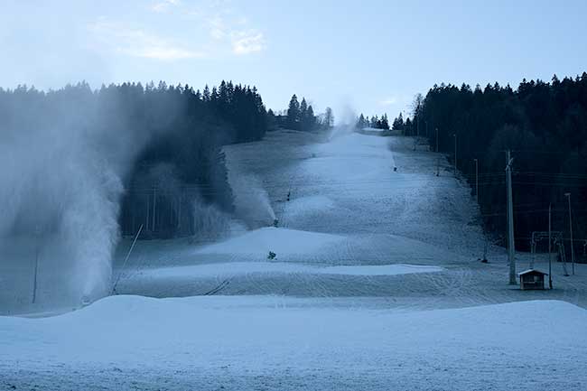 Schneekanonen versuchen verzweifelt aam Silvester das zu liefern, was die Natur verweigert - SCHNEE