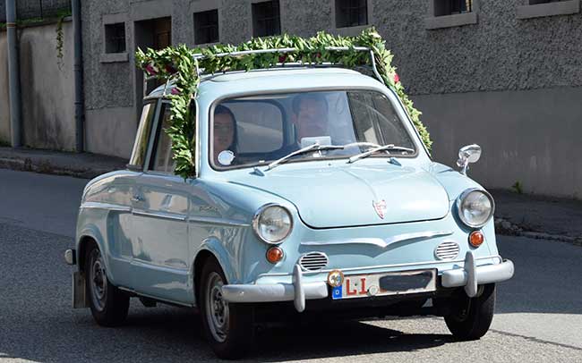 Schuhschachtelähnlicher Oldtimer NSU Prinz 30 - Motorisiert ähnlich wie der Trabant 601