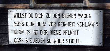 Willst Du Dich zu den Bienen wagen, muss Dein Herz vor Reinheit schlagen. Denn es ist der Biene Pflicht, dass sie jeden Sünder sticht - Osterzell 219