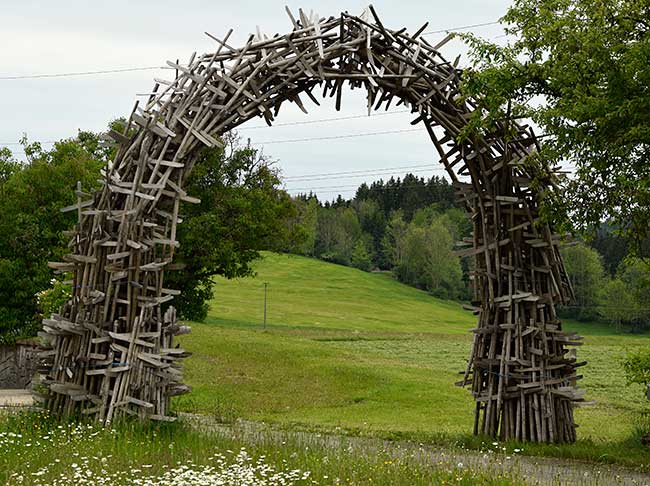 Freidorf - Rettenberg - Huinzen zu einem Torbogen geformt - 2019 eine originelle Hofeinfahrt