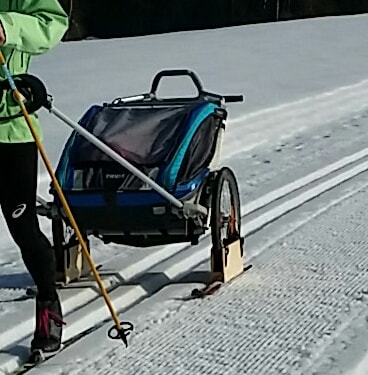 Fahrradanhänger auf Ski montiert