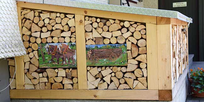 Holzkiste mit künstlerischen Elementen in Allmansried (Scheidegg) 2019