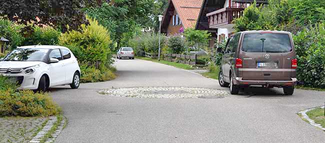 Parken im Kreisverkehr - Jedes Fahrzeug, das in den Kreisverkehr einfährt, muss der Fahrtrichtung rechts folgen. Die Mittelinsel darf nur von Fahrzeugen überfahren werden, deren Abmessungen das ordnungsgemäße Befahren des Kreisverkehrs unmöglich machen. Die Gefährdung anderer Verkehrsteilnehmer muss dabei ausgeschlossen sein. Hinweis: Gilt nur, wenn der Kreisverkehr vorher mit dem Verkehrszeichen Nummer 215 angezeigt wird!