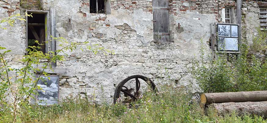 Diew andere Seite vom Mühlrad in der Ruine der Gipsmühle in Schwangau