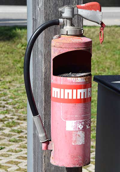 FFW Humor - Am Eingang zum FFW Haus steeht ein überzähliger Feuerlöscher als Aschenbecher aufbereitet 2019