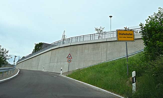 Klagemauer Stiefenhofen - Viel zu hoch, vel zu groß ist diese Mauer - klagen nach der Fertigstellung der 6 m hohen Stützmauer 2019 die Stiefenhofener. Dafür haben KiGa und Wertstoffhof viel mehr Platz! Auf das Bild klicken!