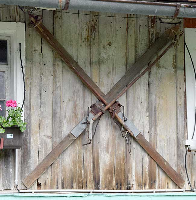 Holz Ski mit Metallkante und Telemarkbindung in Sulzberg