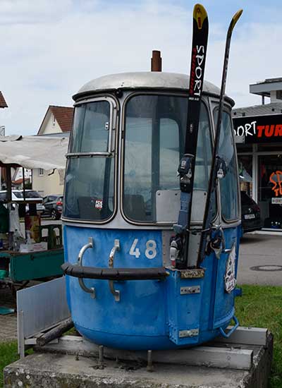 Wangen - vor der Sport Turbine (Beim Bahnhof) steht eine Kabine von der Saas Fee Bergbahn aus der Schweiz 2019