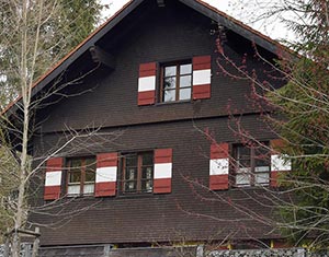 Weiler - Direkt am Eyenbach (Grenze Allgäu - Vorarlberg) gelegen mit Blickrichtung Östereich - Die Läden sind weit zu sehen