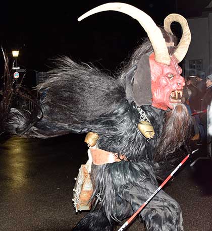 Klausentreiben und Bärbeletreiben im Westallgäu 2019 - Die Grundlage bei uns ist: Von Kopf bis Fuß mit Fell bedeckt, eine Kuhglocke um den Bauch und Hörner am Kopf