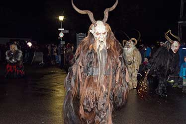 Die Klausen tragen mächtige Tierfelle und Masken mit Tierhörnern.