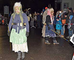 Am Tag der Heiligen Barbara ziehen unverheiratete Frauen mit moosbeklebten Masken und Schürzen durch die Straßen.