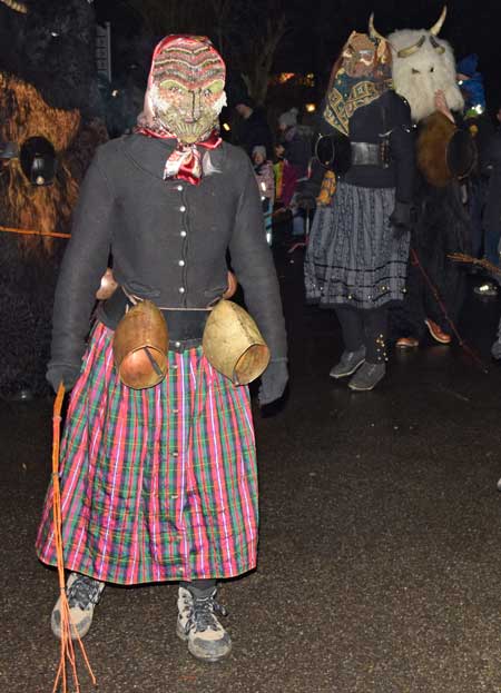 Frauen lassen es sich nicht nehmen, die bösen Geister zu verjagen. Verkleidet als Hexen, ziehen die sogenannten Bärbele am vierten Dezember durch die Dörfer.  Hier 2019 gesehen in  Weiler (Westallgäu) 