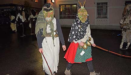 Am Tag der Heiligen Barbara ziehen unverheiratete Frauen mit moosbeklebten Masken und Schürzen durch die Straßen.