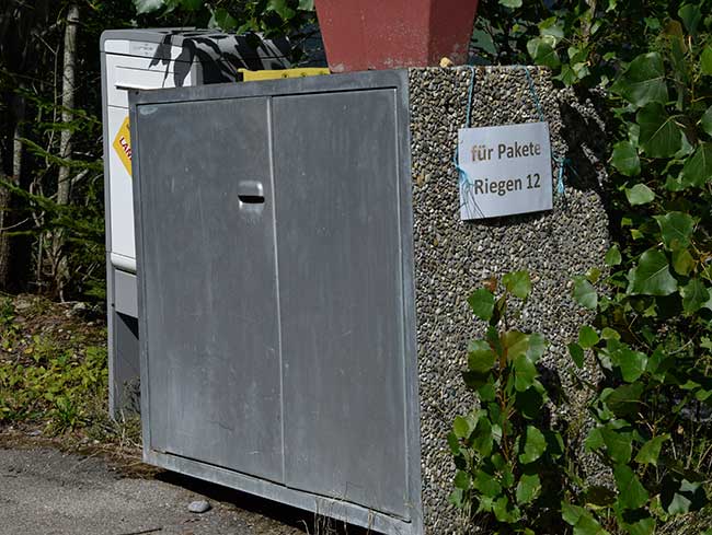 Landpostkasten Erweiterung - Sie sehen eine Anlage zur Zustellung von postalischen Lieferungen über eine in der Öffentlichkeit zugängliche Anlage. Diese Art der Zustellung war in der DDR vor allem auf dem Lande weit verbreitet.