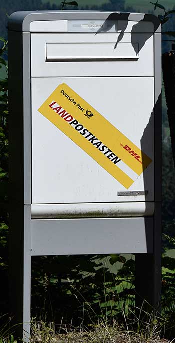 Landpostkasten - Gegenwärtig betreibt die DHL insbesondere auf dem Land Zustellanlagen unter dem Label Landpostkasten für weit von den öffentlichen Straßen entfernte Grundstücke. 